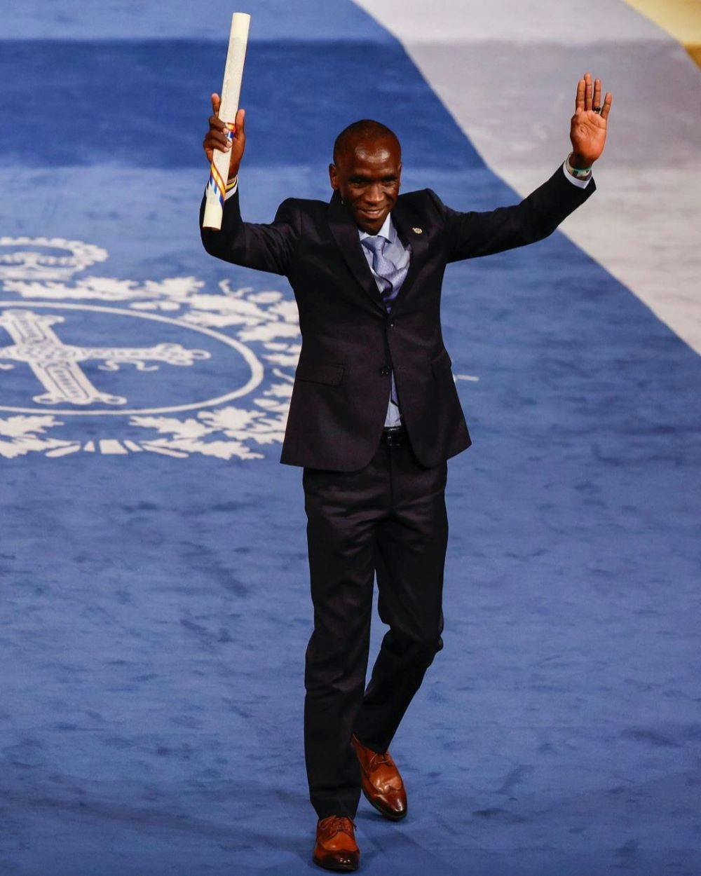 Ο Eliud Kipchoge βραβεύτηκε στην Ισπανία και συγκίνησε με το λόγο του runbeat.gr
